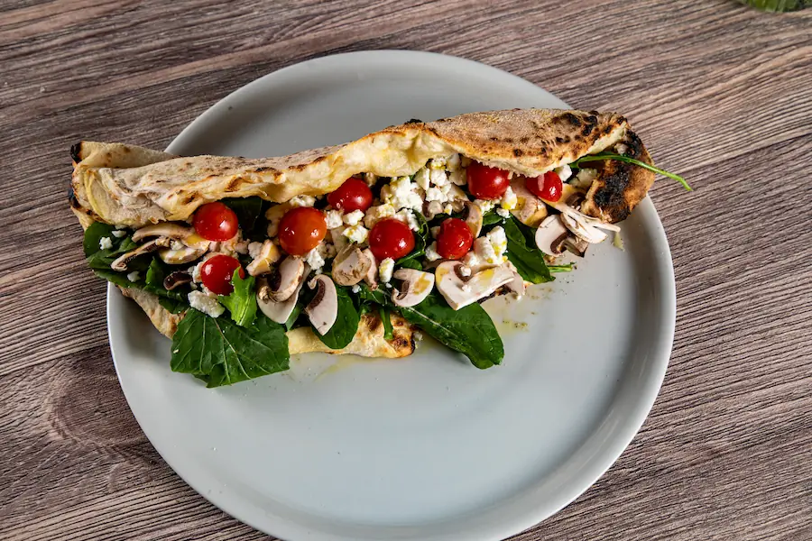 imagen de paninis de pizza Vegetariana al paso vendida en mafariello pizze